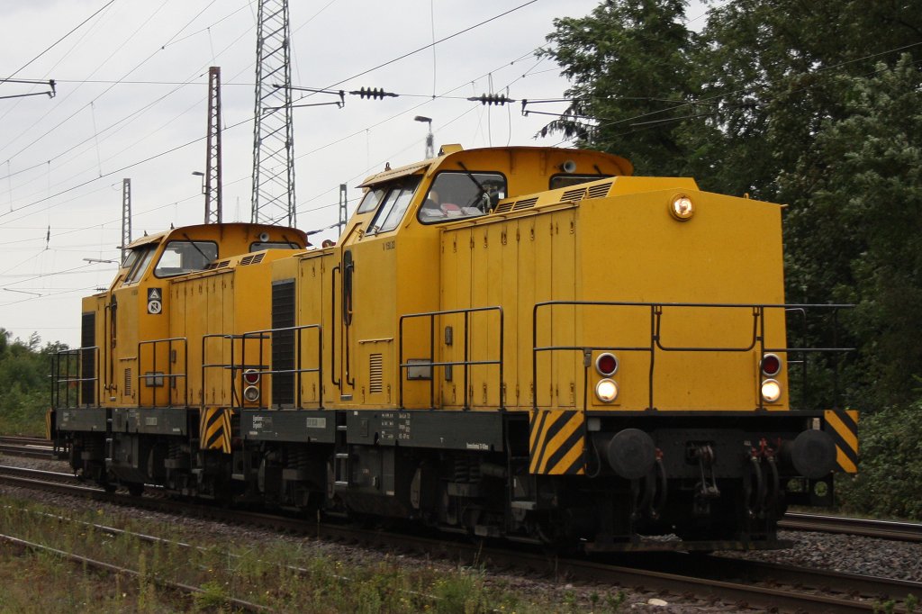 Die V150.03 und die V150.04 der GSG Knape Gleisbau fahren am 6.9.11 gemeinsam durch Ratingen-Lintorf.