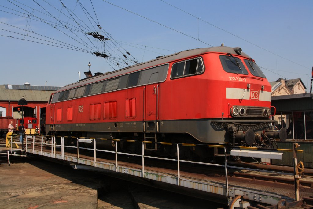 Die (V160) 218 128-7 wird am 24.04.2011 im S�dwestf�lische Eisenbahnmuseum in Siegen auf der Drehscheibe pr�sentiert.