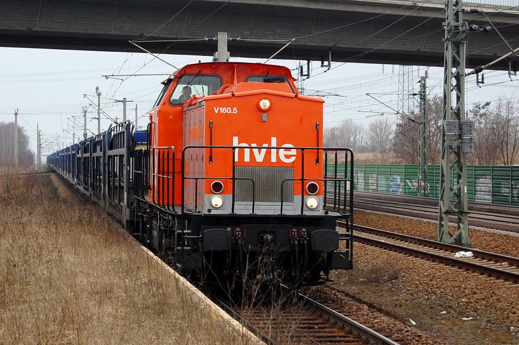 Die V160.5 mit einem leeren Autotransportzug in Wustermark 19.03.2010