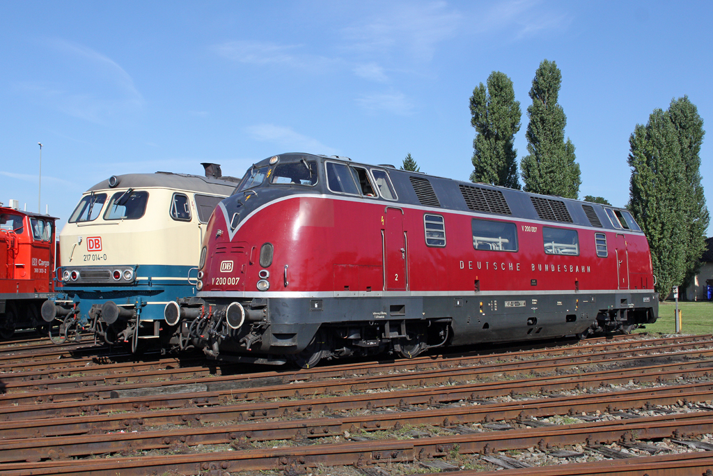 Die V200 007 neben 217 014-0 beim 175 Jahre Eisenbahn in Deutschland fest im BW Nrnberg Gostenhof am 20,08,10