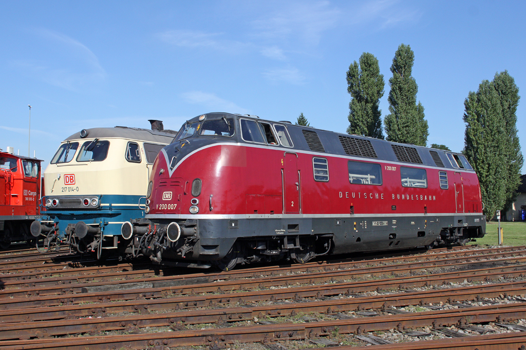 Die V200 007 neben 217 014-0 beim 175 Jahre Eisenbahn in Deutschland fest im BW Nrnberg Gostenhof am 20,08,10