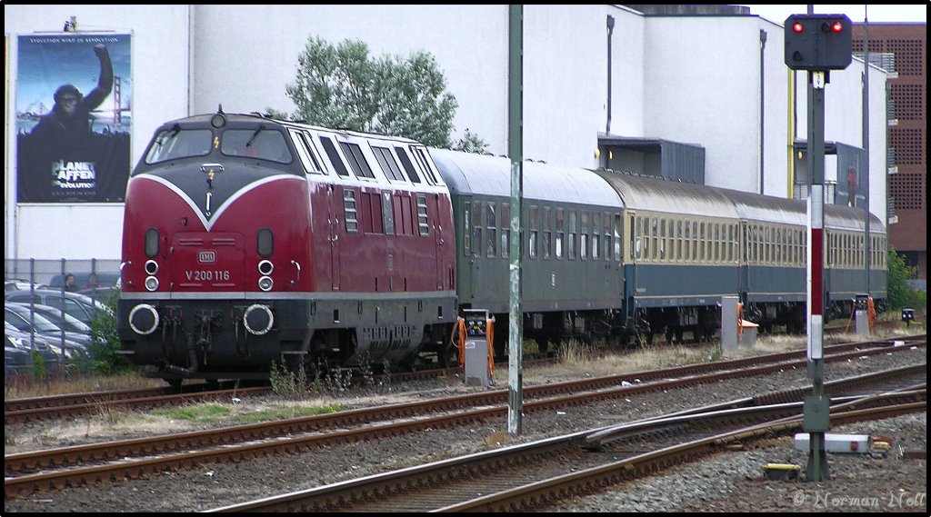 Die V200 116 abgestellt mit Ihrem Sonderzug auf Bahnhof Wilhelmshaven. (Bild wurde vom Bahnbergang aus gemacht) 30/07/2011