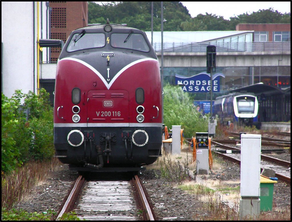 Die V200 116 abgestellt mit Ihrem Sonderzug auf Bahnhof Wilhelmshaven. (Bild wurde vom Bahnbergang aus gemacht) 30/07/2011
