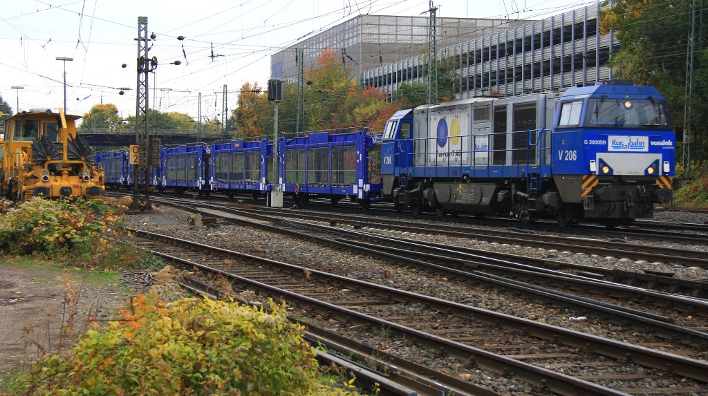 Die V206 von der Rurtabahn kommt mit einem  Autoleerzug aus Belgien und f�hrt in Aachen-West ein bei Herbstwetter am 20.10.2012.