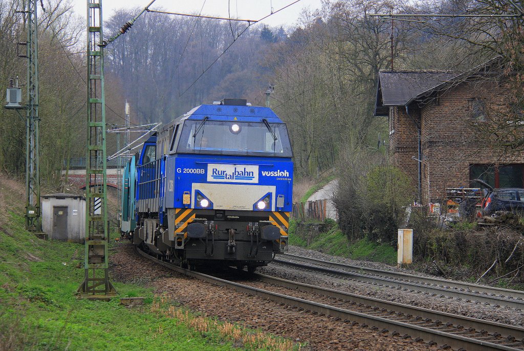 Die V206 von der Rurtalbahn kommt aus dem Gemmenicher-Tunnel mit einem Autoleerzug aus Zeebrugge(B) und fhrt die Rampe nach Aachen-West runter.
Aufgenommen bei Reinartzkehl bei Regenwolken  am 30.3.2012.