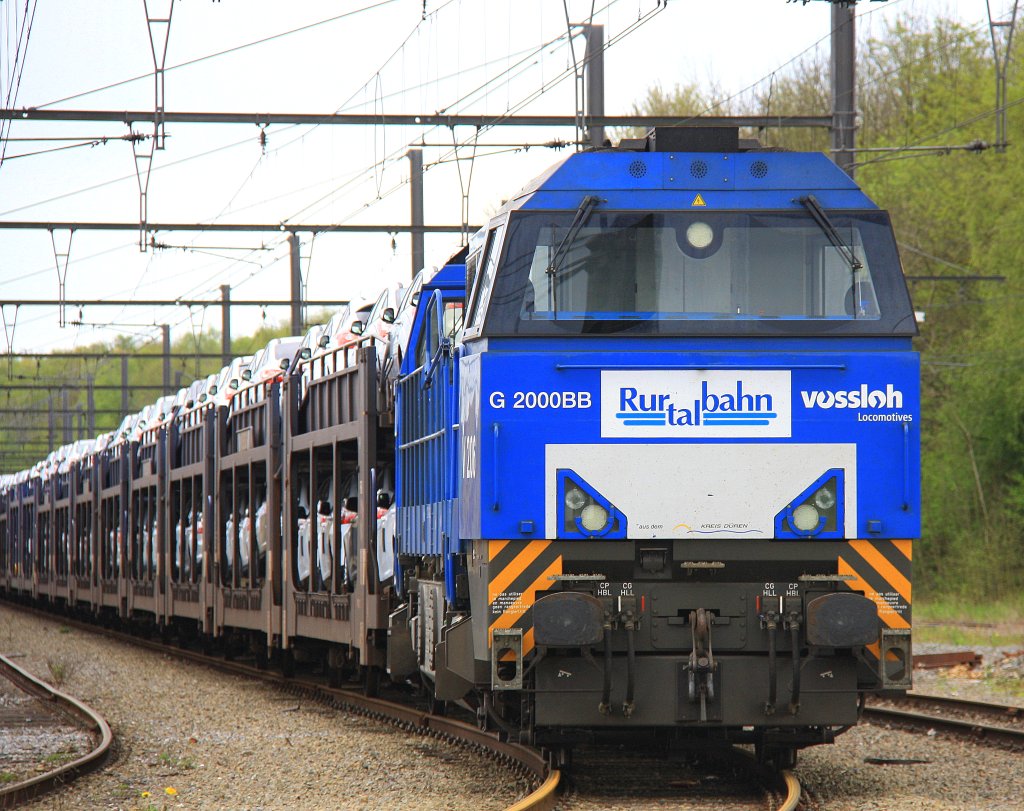 Die V206 von der Rurtalbahn steht in Montzen-Gare(B) mit einem Autozug am 29.4.2012.