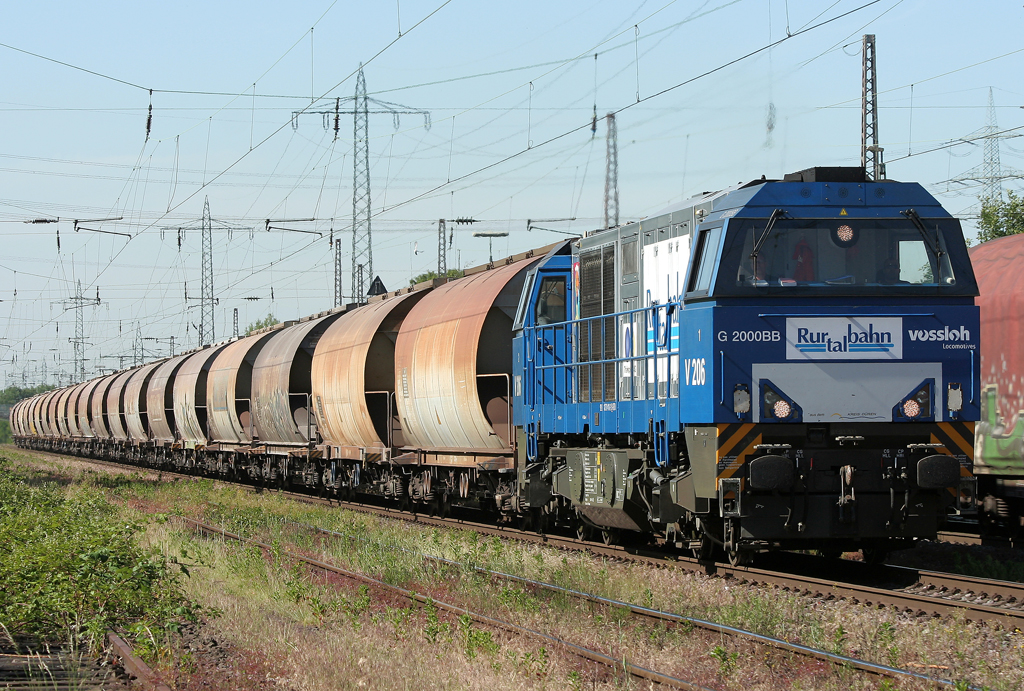 Die V206 der Rurtalbahn zieht Kesselwagen durch ratingen Lintorf am 25.05.2011
