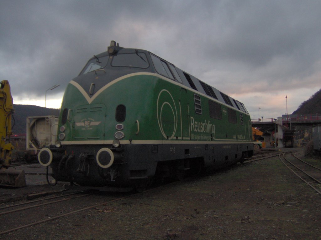 Die V220 (Reuschling) der Brohltalbahn im Gterbahnhof Brohl.