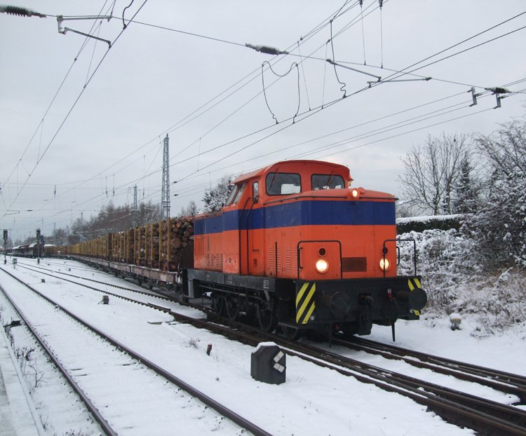 Die V60 der Firma Rostocker Fracht und Fischereihafen stellt den Holzzug von Rostock-Bramow Richtung Stendal-Niedergrne im Bahnhof Rostock-Bramow zusammen.(03.01.10)
