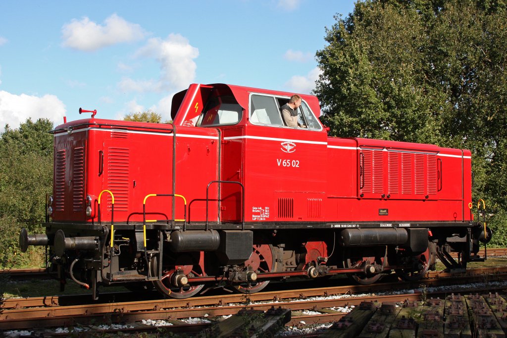 Die V65.02 der Museumseisenbahn Bremerhaven Bad Bedakesa am 17.10.10 beim umsetzen in Bad Bederkesa 