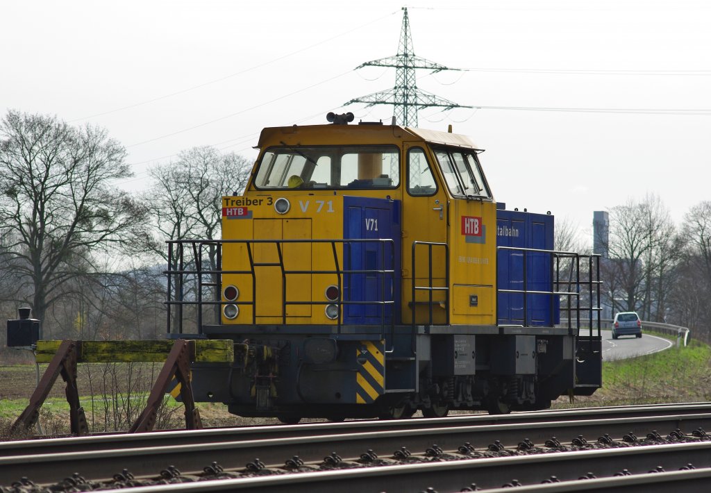 Die V71  Treiber 3  264 005-6 war am 01.04.2010 an einem B in der Nhe des Eisenacher Opelwerks abgestellt. Spter am Tag verrichtete sie die Rangierarbeiten fr das Werk.