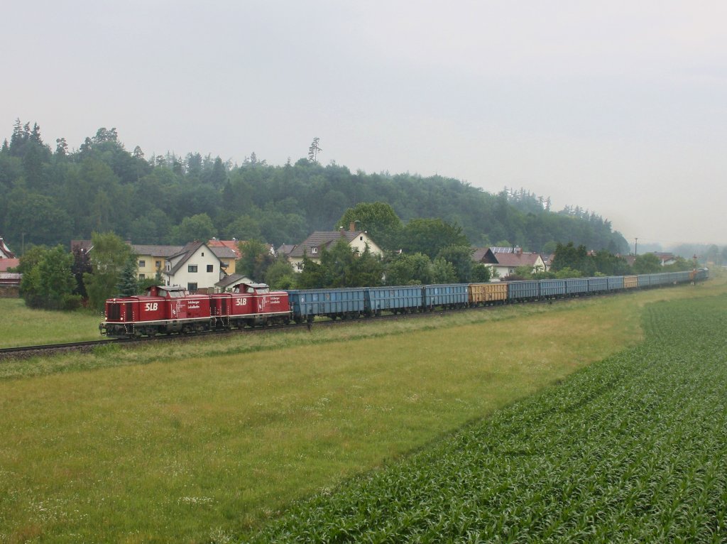 Die V85 und die V84 am 11.06.2011 mit einem Gterzug unterwegs bei Tling. 