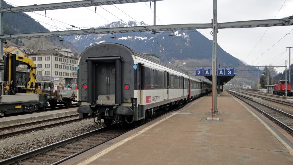 Die Velo- und Gepckwagen (hier der D 50 339-8) werden auf den 3 IR-Bahnhfen der Gotthardsdrampe (Airolo, Faido, Biasca) bei der Einfahrmeldung angekndigt. (15.04.10, fotografiert in Airolo)