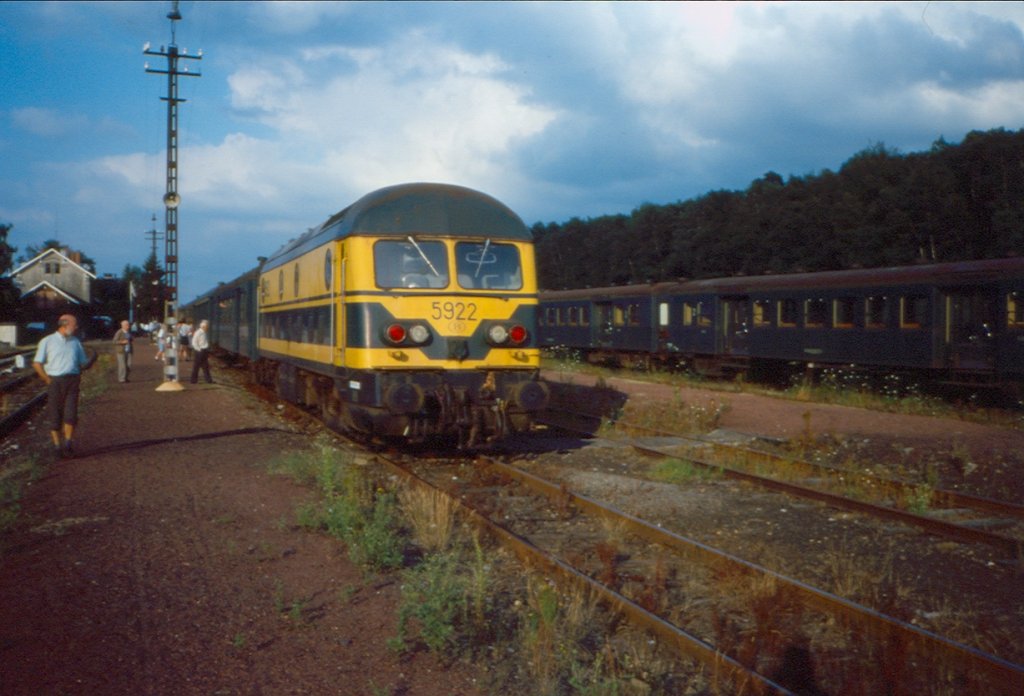 Die Vennbahn im Bf Raeren (Dia aus dem Jahr 1990), Diesellok der Baureihe 59.