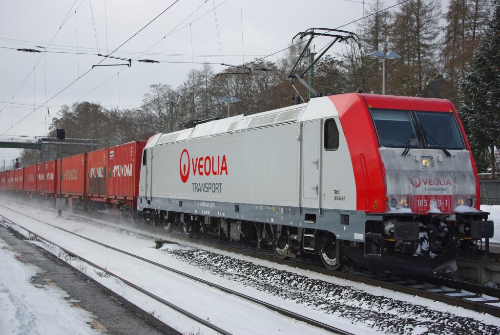 Die Veolia ist ebenso wenig vertreten in hiesigen Gefilden. 185 649-1 mit einem Hyundai Containerzug in Fahrtrichtung Norden am 13.02.2010 durch Eichenberg.