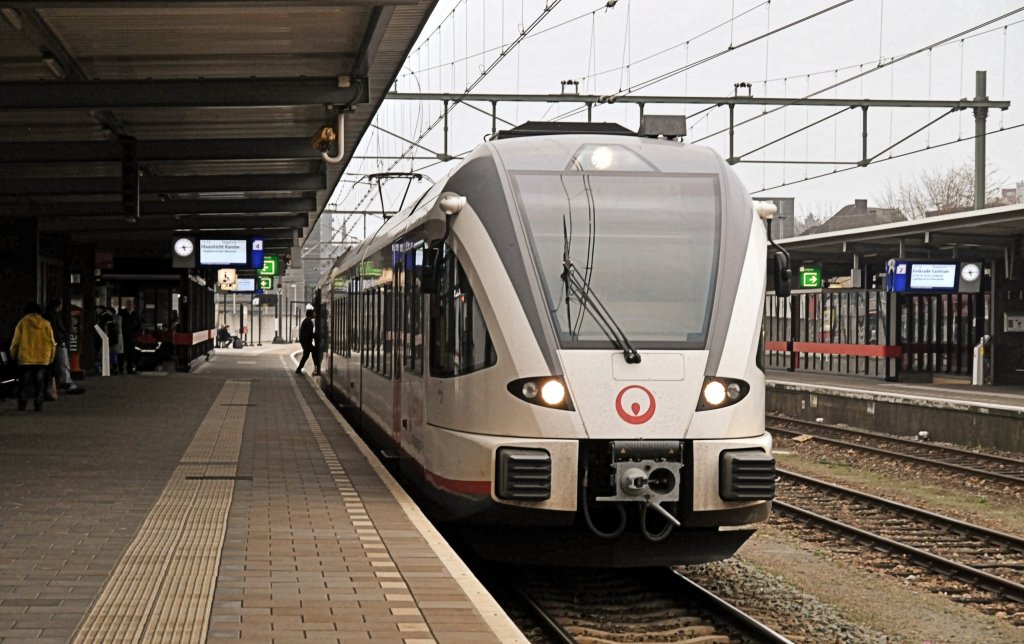 Die Veolia Regional 32064 ist mit Stadler/GTW unterwegs nach Maastricht Randwijck, hier in Heerlen am 17 03 2012.