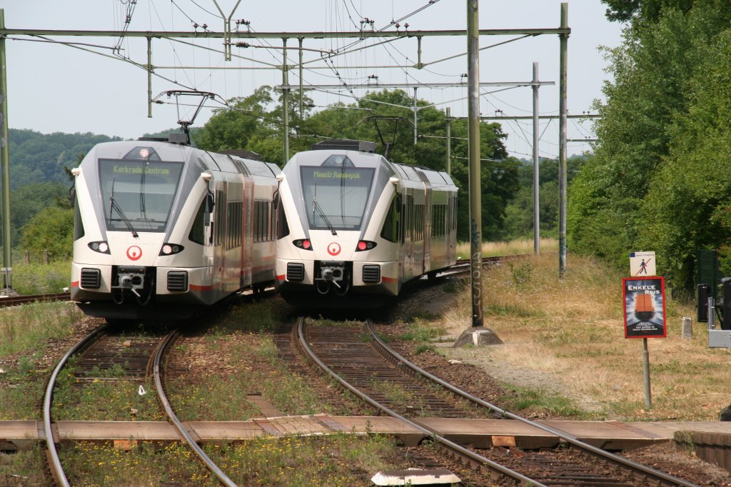 Die Veolia-triebwagen 7653 'Andr Rieu' richtung Maastricht-Randwyck und 7504 'Sint Servaas' richtung Kerkrade, kommen sich bei Schin-op-Geul entgegen. 01-07-2010.