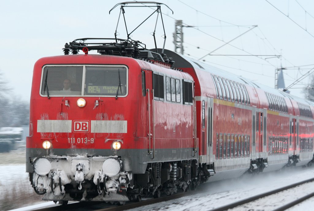 Die vereiste 111 013-9 zieht ihren RE4 in Richtung Geilenkirchen am 04.01.2010