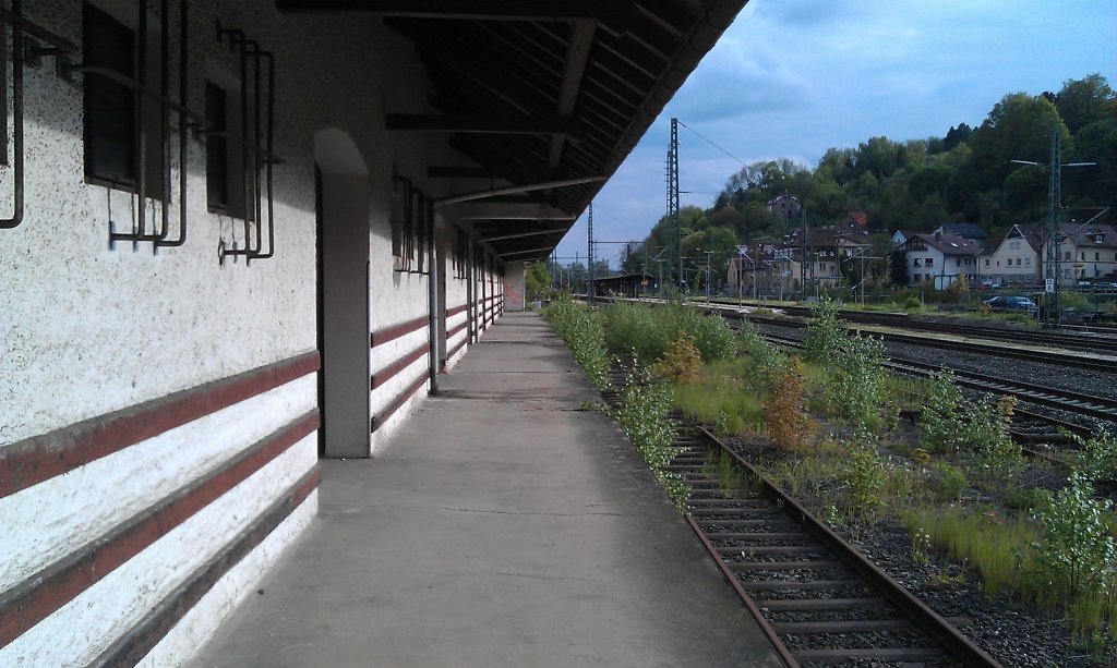 Die Verladerampe an sich ist in einem guten Zustand. Allerdings sind die Gleisanlagen teilweise zurckgebaut, die Anschlussweiche ebenfalls, leider. 
