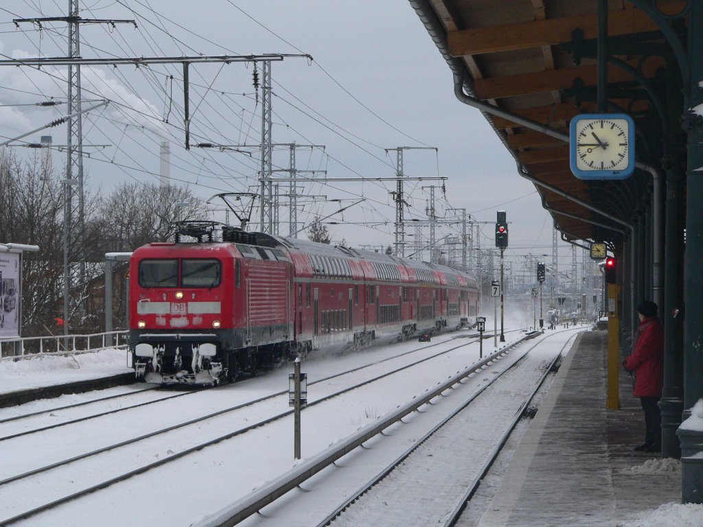Die verschneite 112 188-8 (? - mit Prfsumme wrs leichter zu ermitteln) mit einem RE1 in Berlin Karlshorst am 1.1.2010