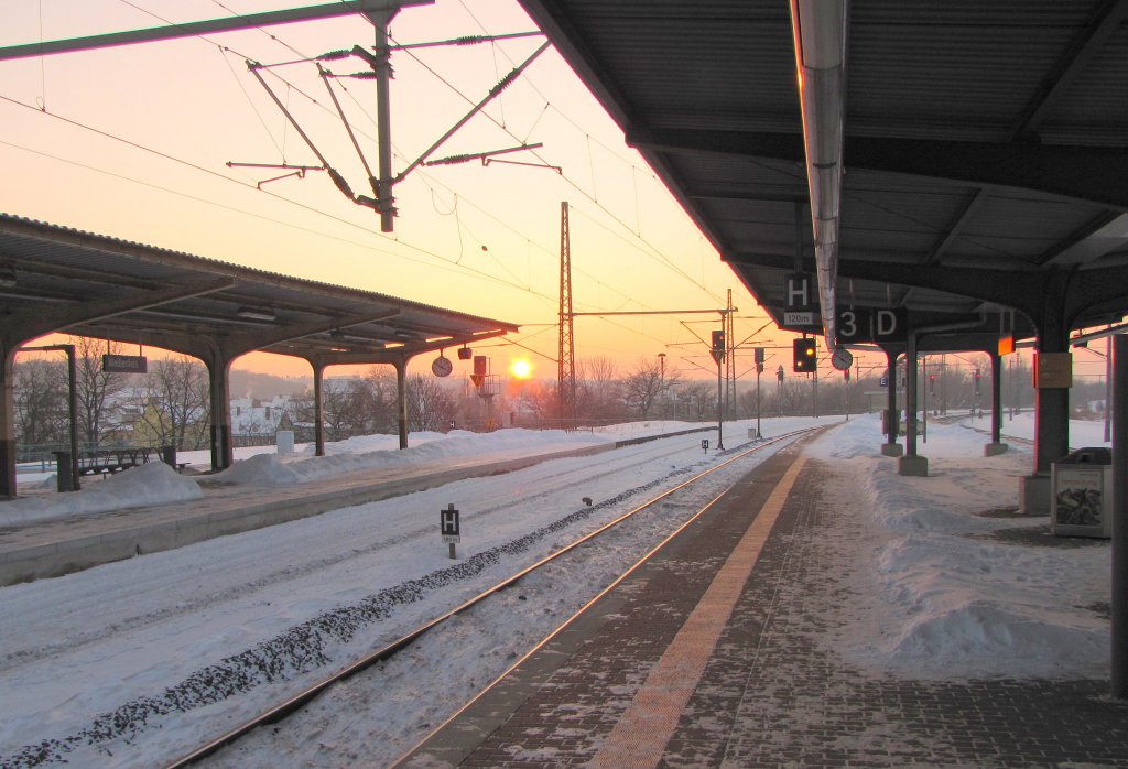 Die verschneiten Bahnsteige an dem eisigen 29.12.2010 in Weienfels.