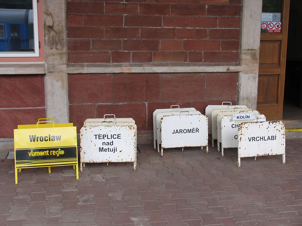 Die viele Reiszielen auf Bahnhof Trutnov Hlavn Ndra!