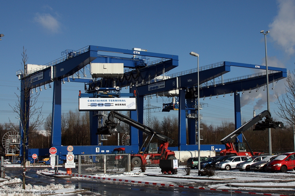 Die vierte Ausbaustufe des ContainerTerminal Herne (Tochter der Wanne-Herner Eisenbahn)war bereits im letzten Jahr beendet und die Neuerungen auch seitdem schon in Betrieb, aber eingeweiht wurden die neuen Portalkrne und neuen Gleisanlagen(5Umschlaggleise a 725m) erst gestern.
Wurden die Trailer-und Containerzge bisher mit Hilfe von Reach-Stakern(Hubkraft 40to.)ent- bzw. beladen, wird diese Aufgabe von den beiden neuen Portalkrnen (Hubkraft je 46to. / Kapazitt je 25 St./Std.) bernommen.
Im Vordergrund die 2 verbliebenen Reach-Staker.