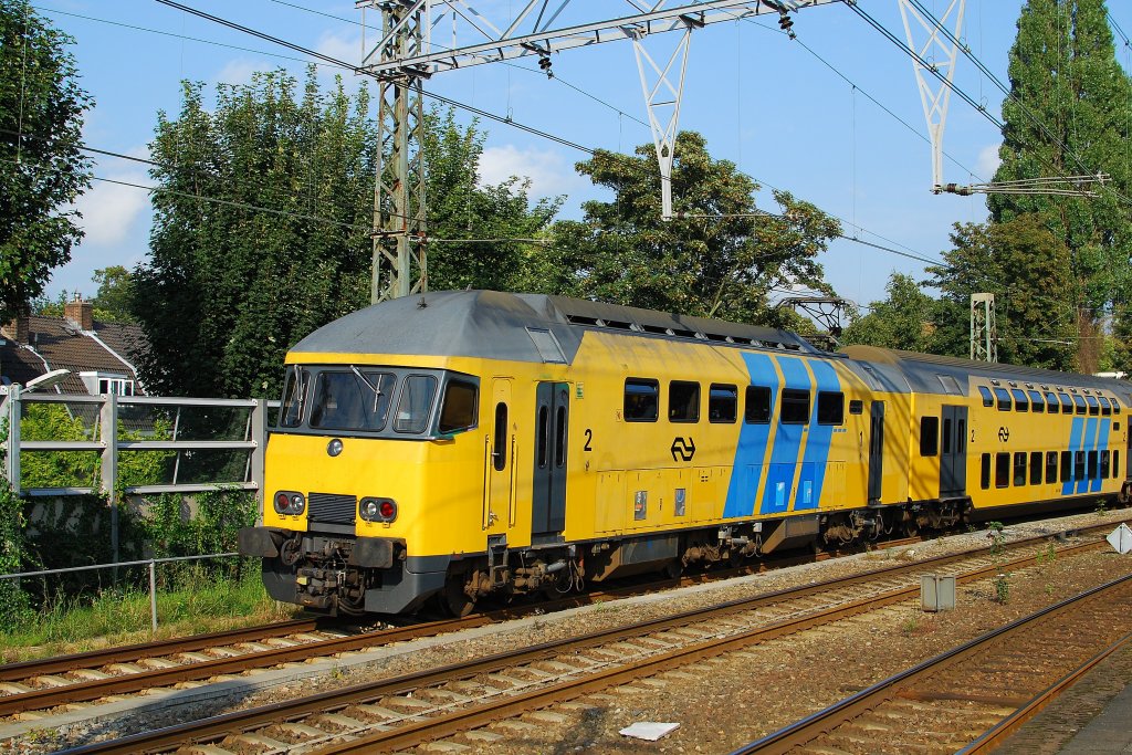Die vierteiliger NS Triebzug DD-AR mit IC (Amsterdam - Zandvoort) bei Ausfahrt von Haarlem Hbf am 09. 09 2010.
