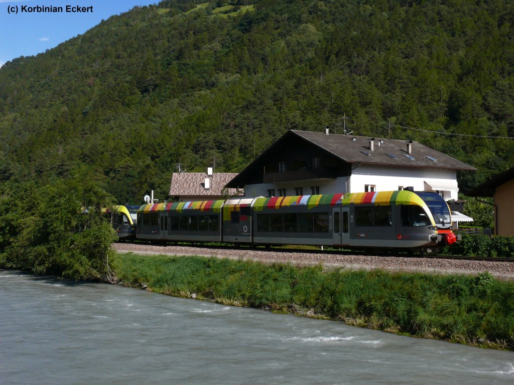 Die Vinschgaubahn von Meran nach Bozen in Form von 2 Stadler GTW's kurz vor dem Halt in Rabland (Sdtirol), 29.08.2010