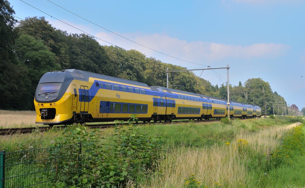 Die VIRM 8653 am 05/08/11 zwischen Ellecom und De Steeg mit ein ic nach Arnhem.