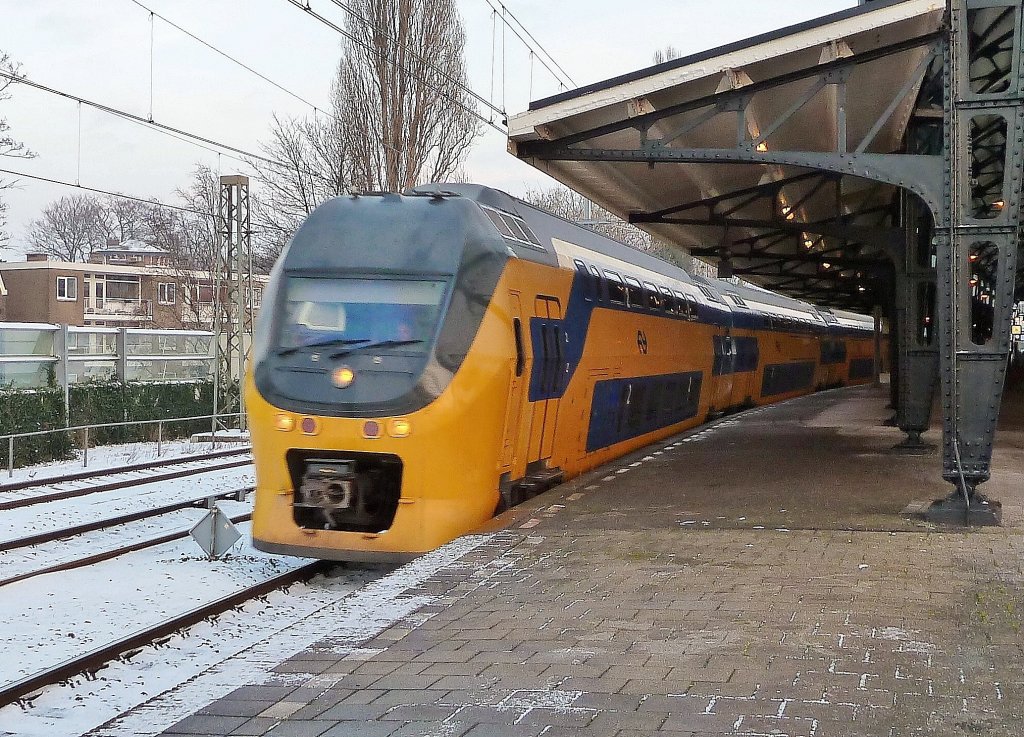 Die VIRM 9542 mit Schnellzug Amsterdam - Dordrecht bei Ausfahrt von Haarlem Hbf am 03.12 2010.