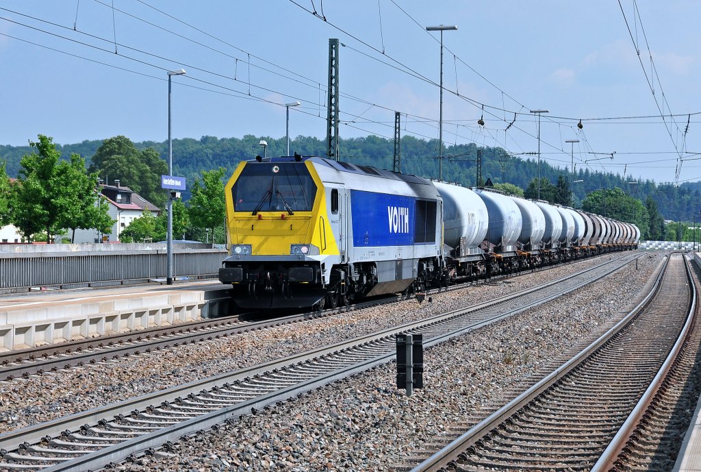 Die Voith Maxima 264 001 unterwegs fr die Fa.Stock Transport ist mit Staubgutwagen auf der Filsbahn Richtung Kornwestheim.Bild Aufgenommen im Bahnhof Amstetten(Wrtt.)am 10.7.2013.