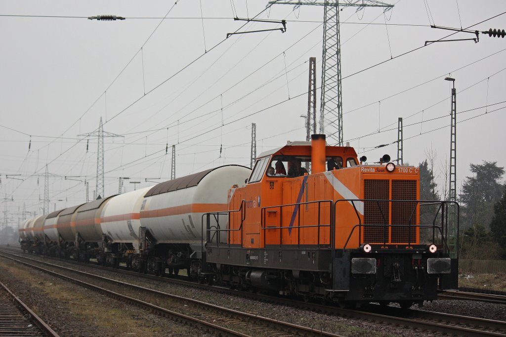 Die Voith Revita Twin 1700 C'C 241 007 (i.E BSM) am 12.3.12 mit einem Gaskesselzug bei der Durchfahrt durch Ratingen-Lintorf.