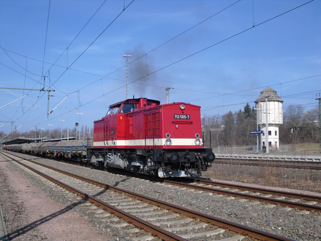 Die Vollsperrung am 02.04.11 von Reichenbach/V. Richtung Plauen/V. machte es m�glich. 112 565-7 in Reichenbach/V. oberer Bahnhof. 

