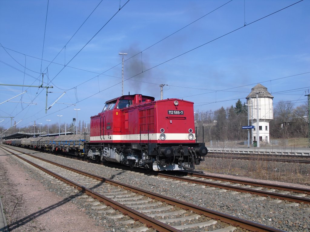 Die Vollsperrung am 02.04.11 von Reichenbach/V. Richtung Plauen/V. machte es mglich. 112 565-7 in Reichenbach/V. oberer Bahnhof. 

