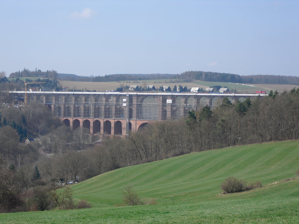 Die Vollsperrung am 02.04.11 von Reichenbach/V. Richtung Plauen/V. machte es mglich. 112 708-3 auf der Gltzschtalbrcke in Netzschkau. 

