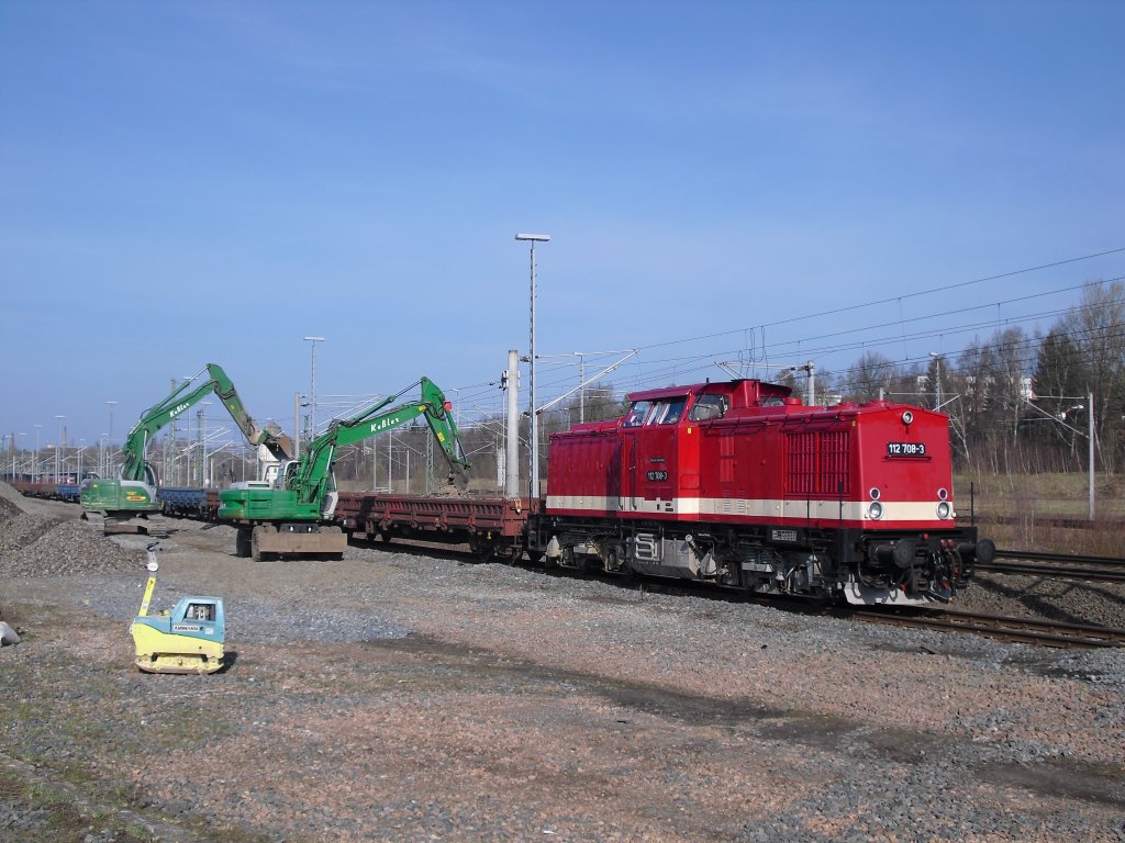 Die Vollsperrung am 02.04.11 von Reichenbach/V. Richtung Plauen/V. machte es m�glich. 112 708-3 in Reichenbach/V.beim entladen der Waggons.

