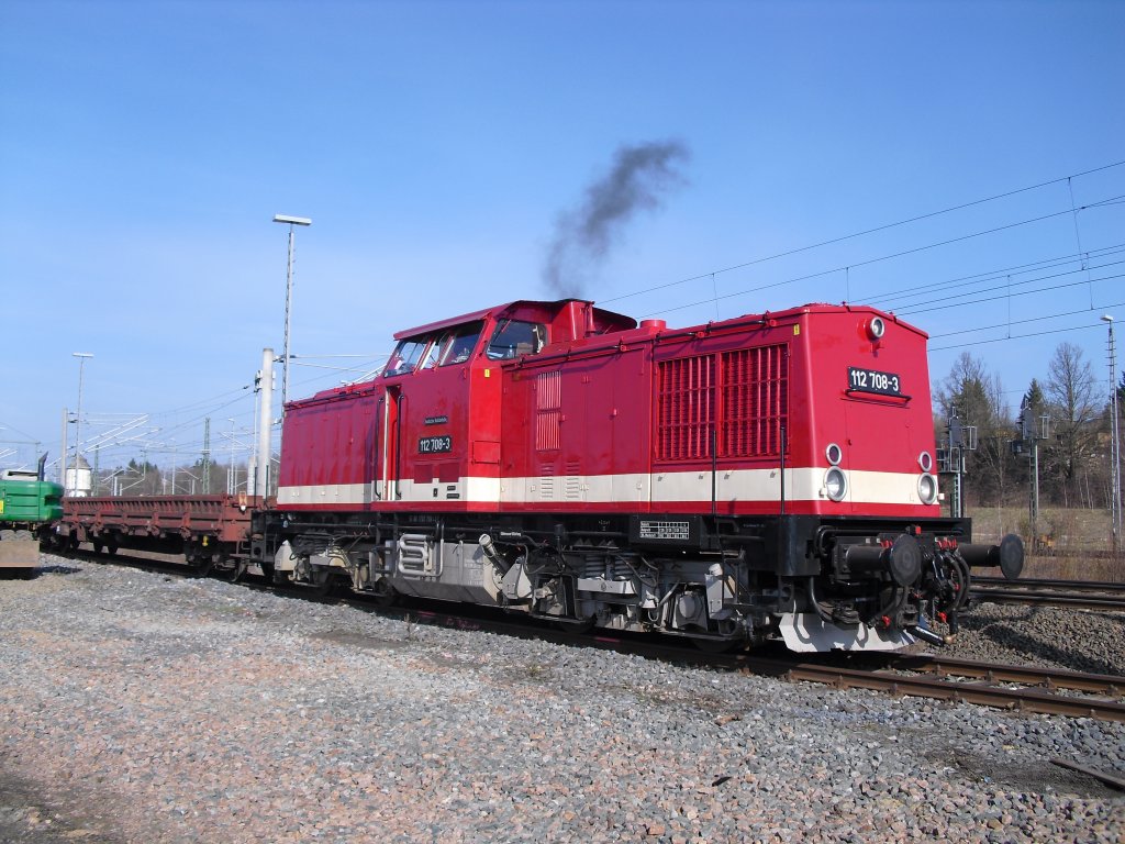 Die Vollsperrung am 02.04.11 von Reichenbach/V. Richtung Plauen/V. machte es mglich. 112 708-3 beim Motorstart in Reichenbach/V. nach dem entladen der Waggons.