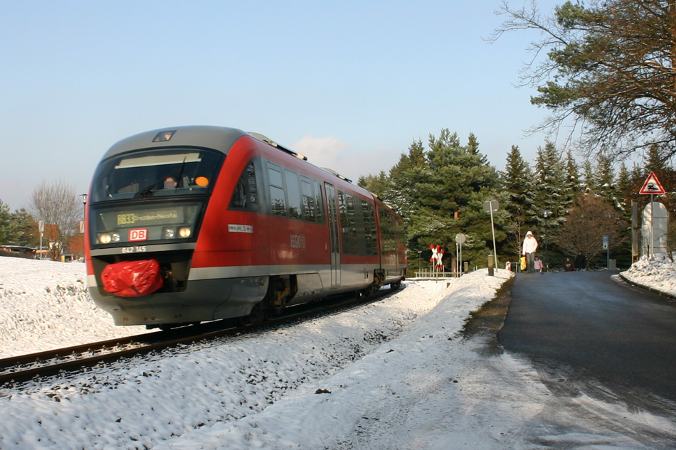 Die vorerst letzten Tage der DB-Regio Desiros, unter anderen hier zwischen Dresden-Neustadt und Knigsbrck (RB 33). Im Bild legt sich 642 145 kurz vor Weixdorf-Bad in die Kurve; 27.11.2010