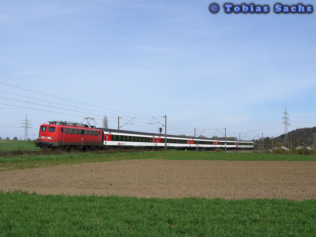 Die vorletzte Kastenlok 110 284 mit IC 187 nach Zrich auf der Gubahn nrdlich bei Herrenberg (Aufnahme 05.04.2011)
