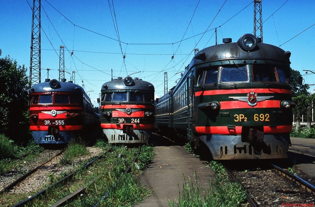 Die im Vorortverkehr eingesetzten Triebwagen ER2 555, ER1 244 und ER2 692 im Depot in Leningrad (Juni 1990)