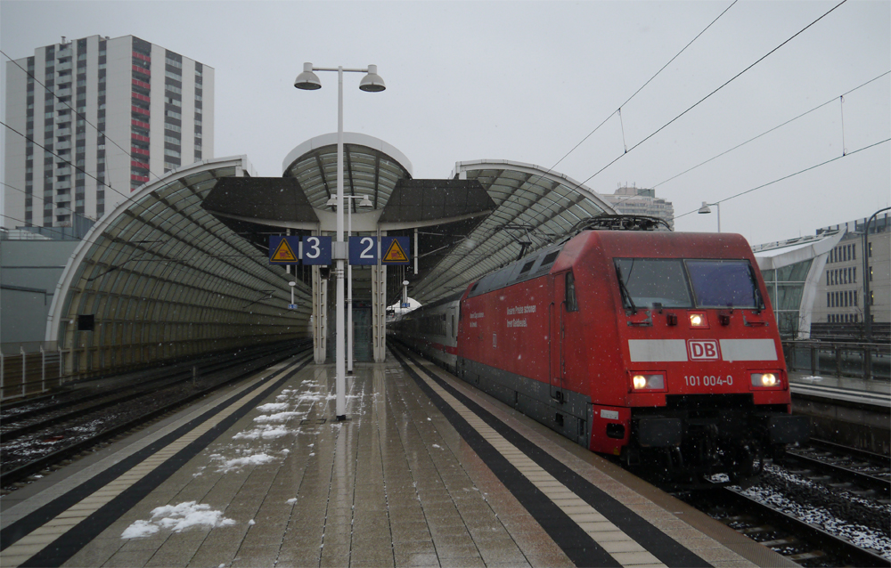 Die Vorserien-101er 101 004-0 fhrt mit einem IC ohne Halt durch Ludwigshafen (Rhein) Mitte. (02.12.2012)