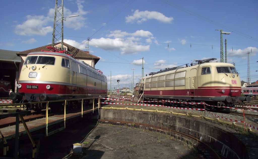 Die Vorserien E 03 004 und die 103 245-7 stehen am 10. September 2011 beim Bw Fest in Lichtenfels ausgestellt.