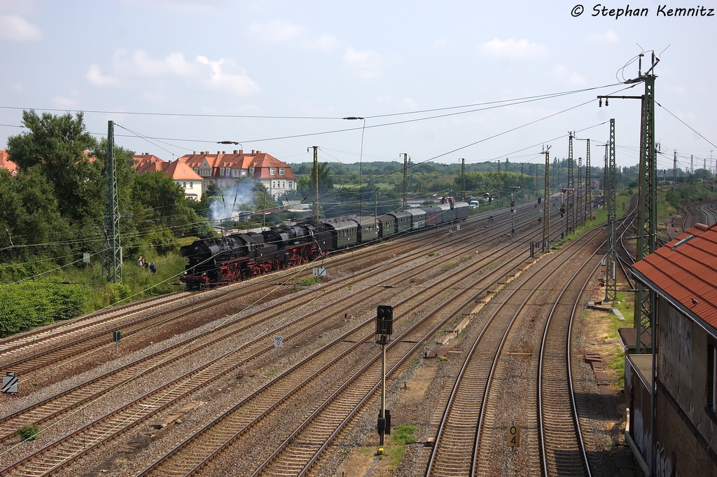 Die Vorspannlok 52 8177-9 & die Zuglok 03 1010 mit dem Dampfsonderzug  Halle – Besuch beim Eisenbahnfest im Bw Halle P  von Berlin-Sch�neweide nach Halle(Saale)Hbf in Halle Steintorbr�cke. 06.07.2013