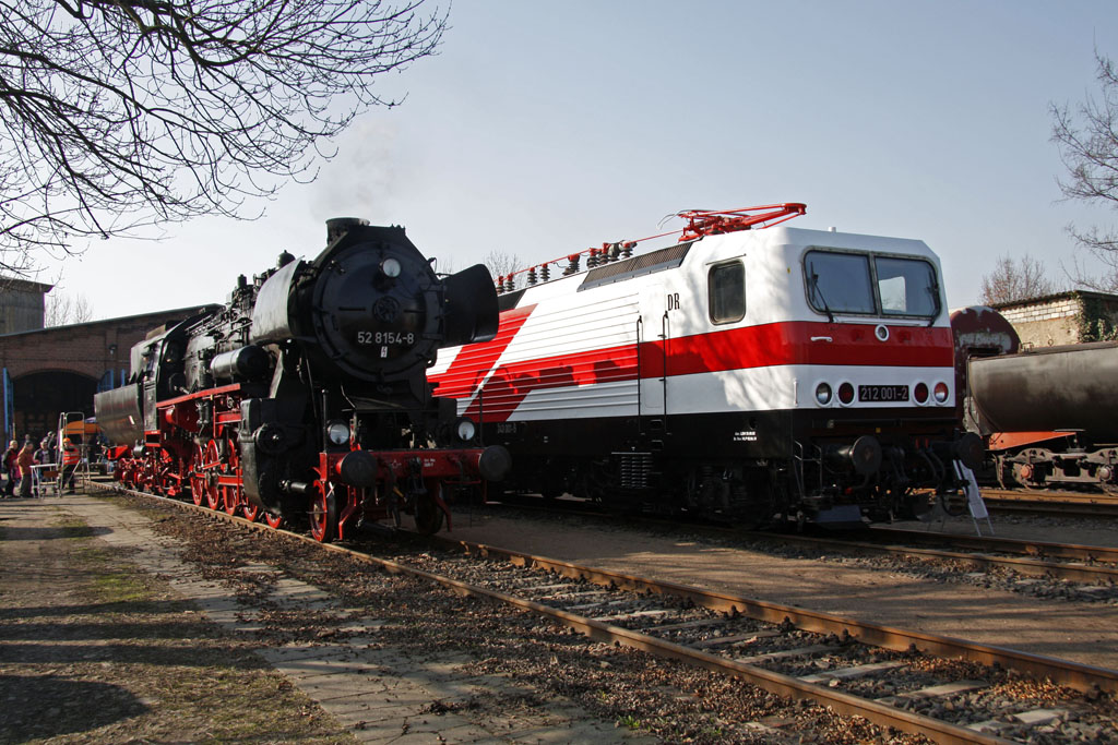 Die in der vorbergehenden Farbgebung der als  Weien Lady  bekannten 243 001-5(212 001-2) gestaltete Museumslokomotive 143 117 war einer der Hingucker zu den 9.Leipziger Eisenbahntagen des EMBB Leipzig am 17.03.2012. Hier zu sehen, neben der vereinseigenen 52 8154-8 die fr Fhrerstandsmitfahrten zur Verfgung stand. 