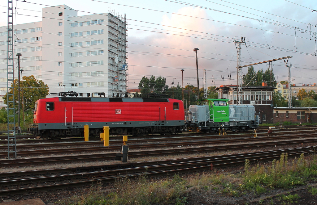 Die Vossloh G 6 (98 80 0650 107-2 D-VL) rangiert am 08.09.2012 die 143 809-2 in der Abstellanlage Berlin-Lichtenberg.