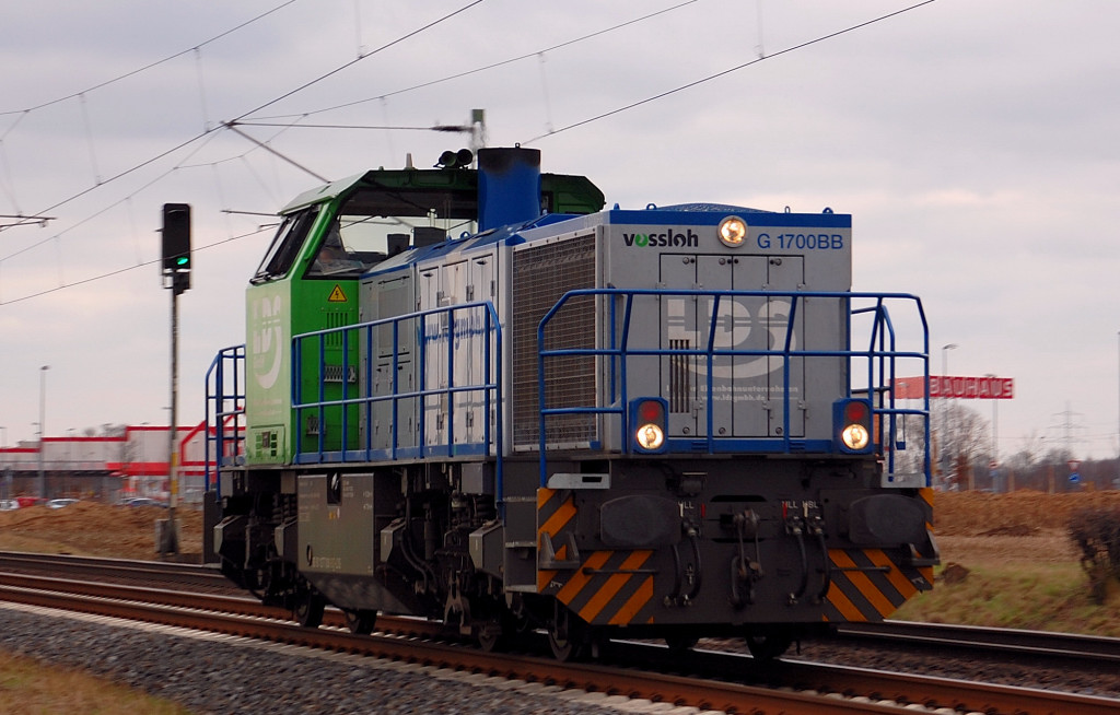 Die Vossloh-Lok der LDS Eutiner Eisenbahnunternehmen kommt hier am Sonntag den 11. Mrz 2012 als Lz in der Nhe des HP Allerheiligen vorber gefahren.