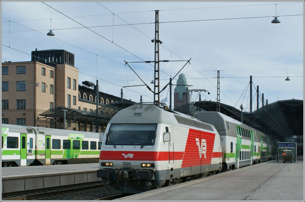 Die VR Sm2 3224 mit einem IC in Helsinki. 
28. April 2012  