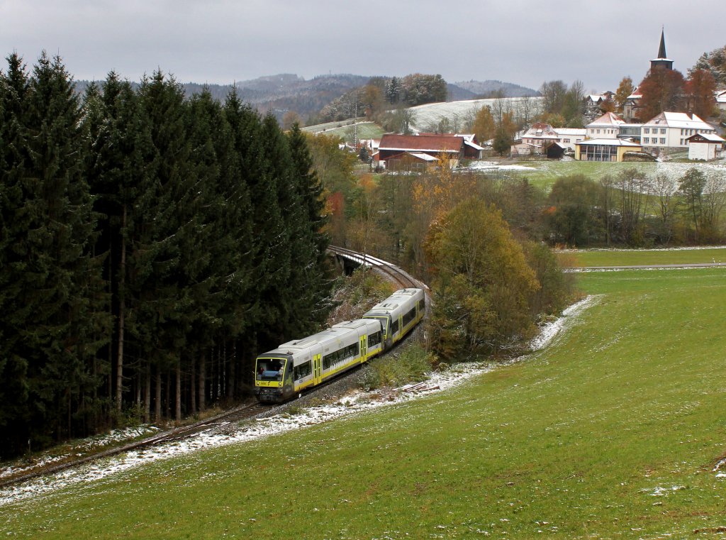 Die VT 650 736 und der VT 650 723 am 28.10.2012 unterwegs bei Karlsbach.
