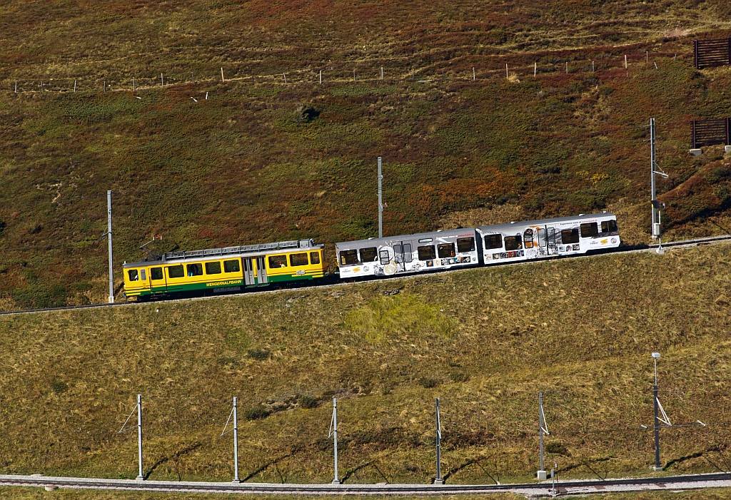 Die WAB (Wengeralbbahn) fhrt am 02.10.2011 von der Kleinen Scheidegg in Richtung Wengen und Lauterbrunnen hinab.